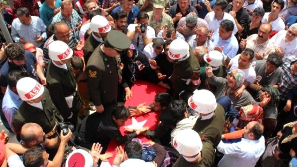 Şehit Uzman Çavuş Mert\'i, Kırıkhan\'da 10 Bin Kişi Uğurladı