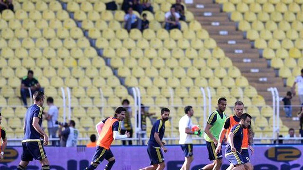 Taraftarlar, Fenerbahçeli Futbolcuları Protesto Etti: Sahtekarlar