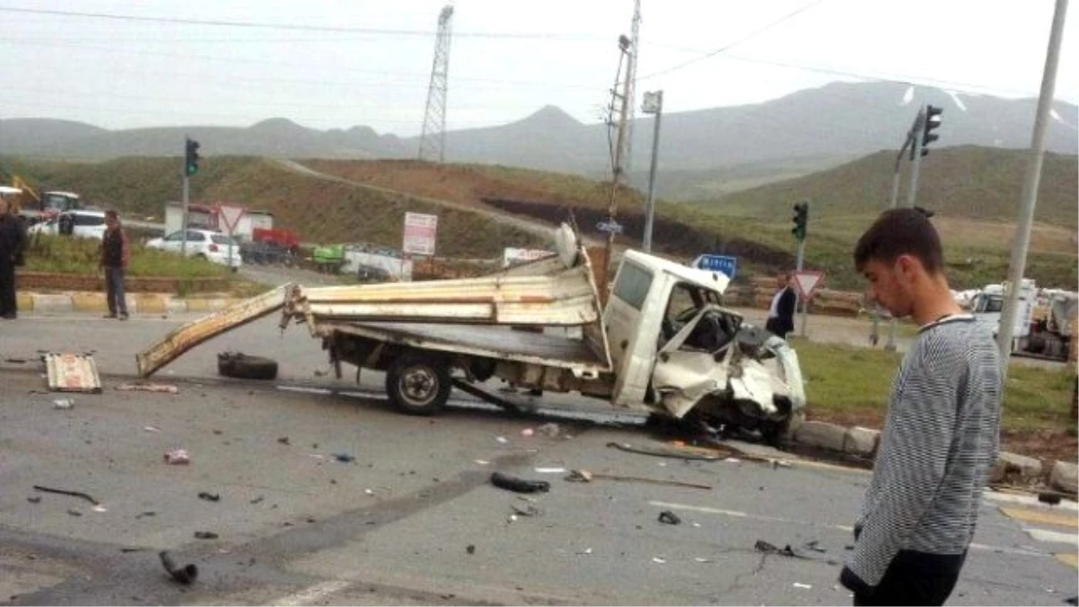 Tatvan\'da Trafik Kazası: Üç Yaralı