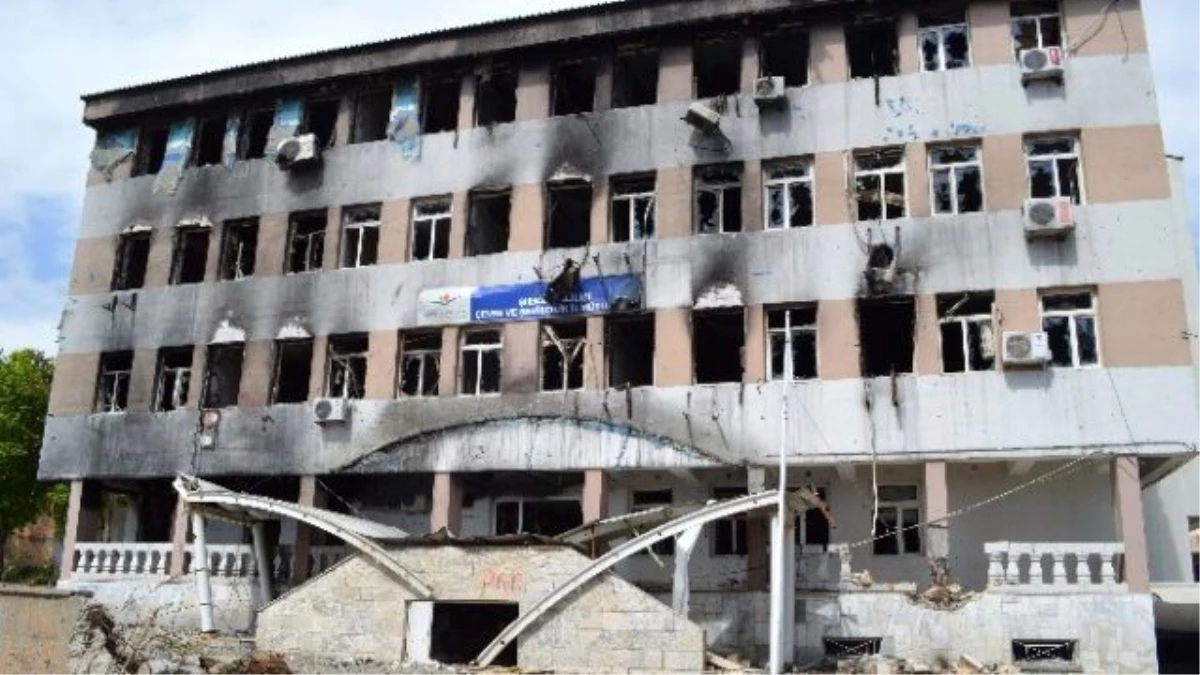 Teröristler Şırnak\'ta Kurum Binalarını Yerle Bir Etti