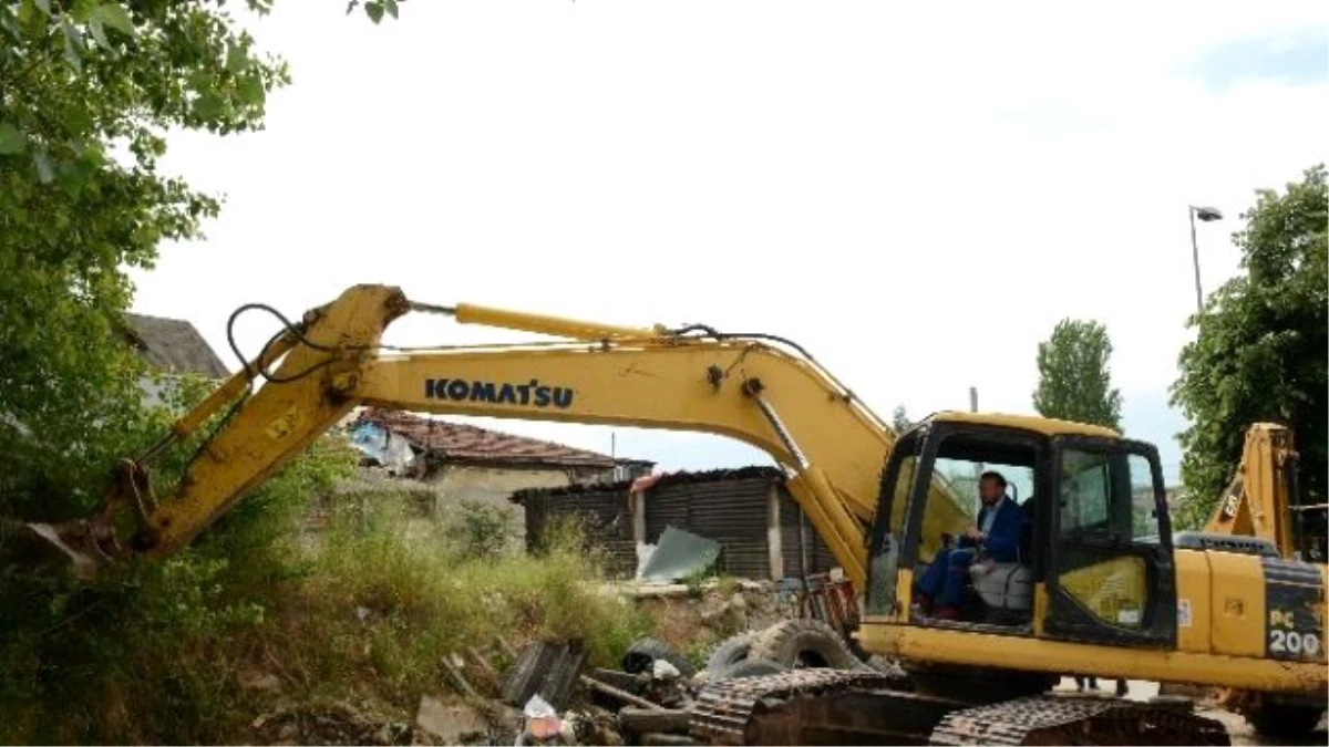 Yenimahalle\'deki Yol Açma Çalışmasında İlk Kazmayı Başkan Doğan Vurdu