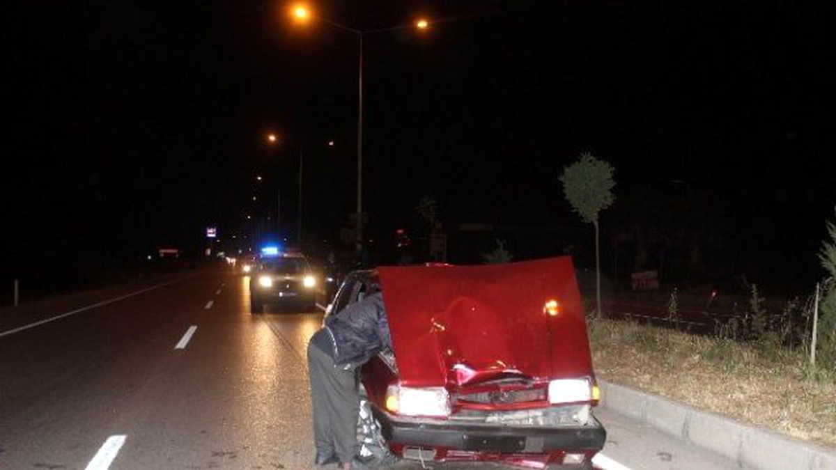 Yola Düşen Kaskı Almaya İnen Babaya Otomobil Çarptı