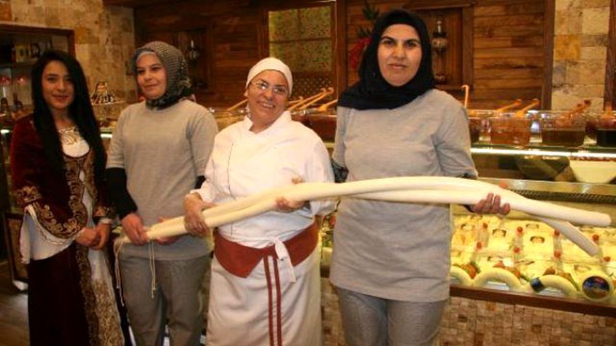 Açılışta Kurdele Yerine Peynir Kestiler