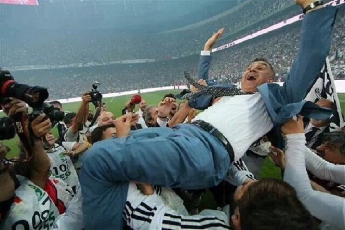 Beşiktaşlı Futbolcular Taraftara Üçlü Çektirdi!