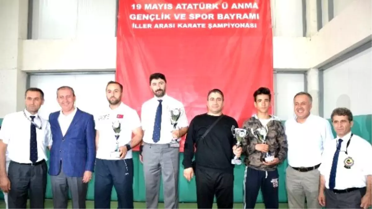 Biga\'da İller Arası Karate Şampiyonası Düzenlendi