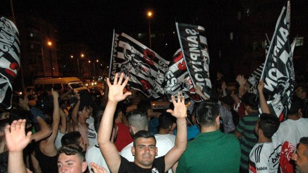 Birecik\'te Beşiktaş Taraftarları Şampiyonluğu Coşkuyla Kutladı
