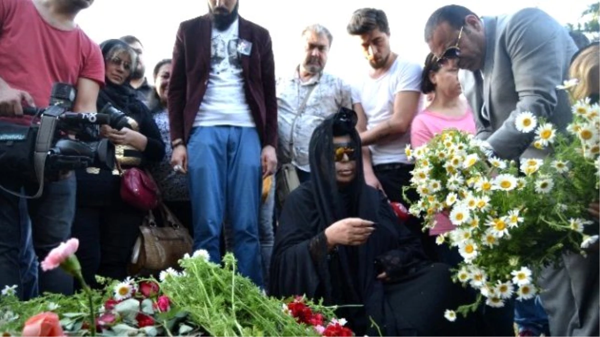 Bülent Ersoy, Aydoğan\'ın Mezarı Başından Ayrılmak İstemedi