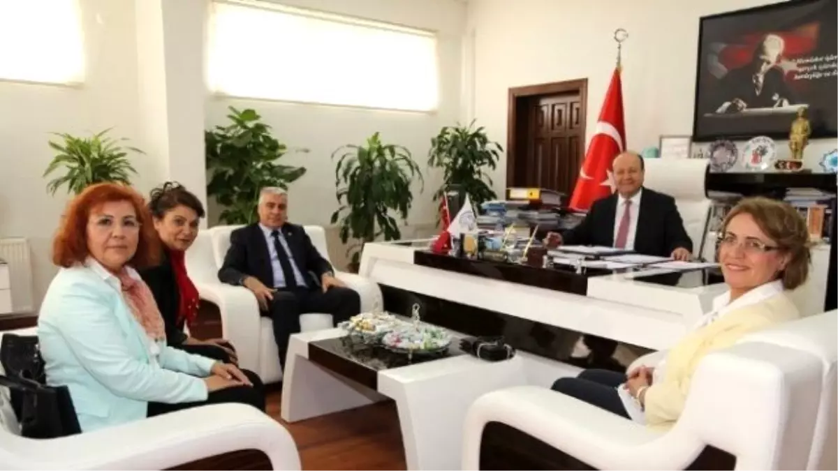 CHP Kadın Kolları Genel Başkanı Köse, Efeler Belediyesi\'ni Ziyaret Etti