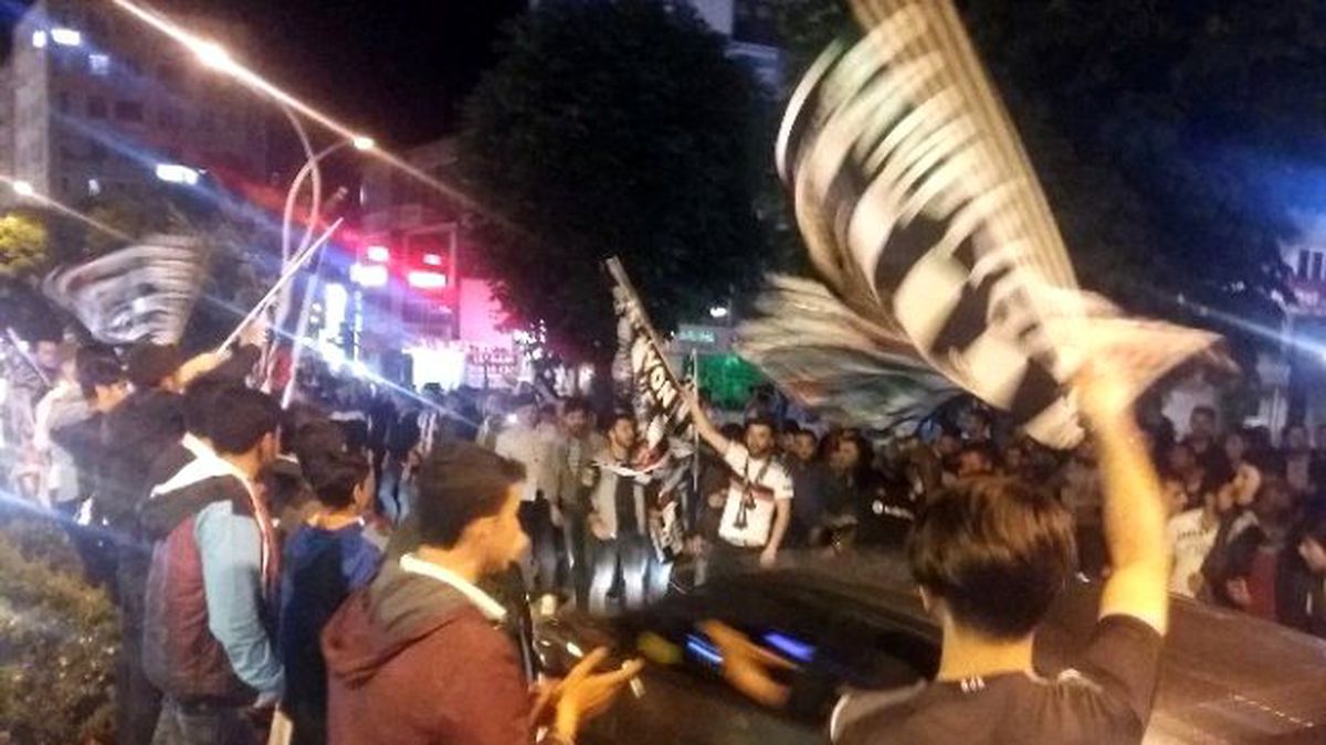Çorum\'da Beşiktaş Taraftarlarından Şampiyonluk Kutlaması