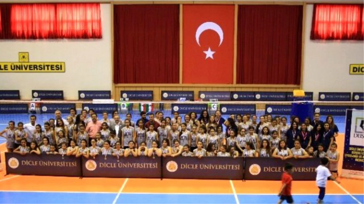 Dü\'de 5. Geleneksel Voleybol Şöleni Çoşkusu