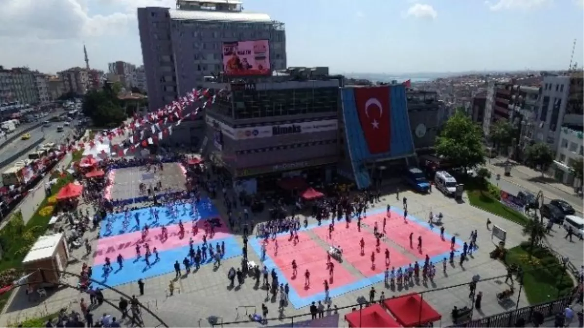 Gaziosmanpaşa Meydanı\'ndaki Gençlik Festivali Havadan Görüntülendi