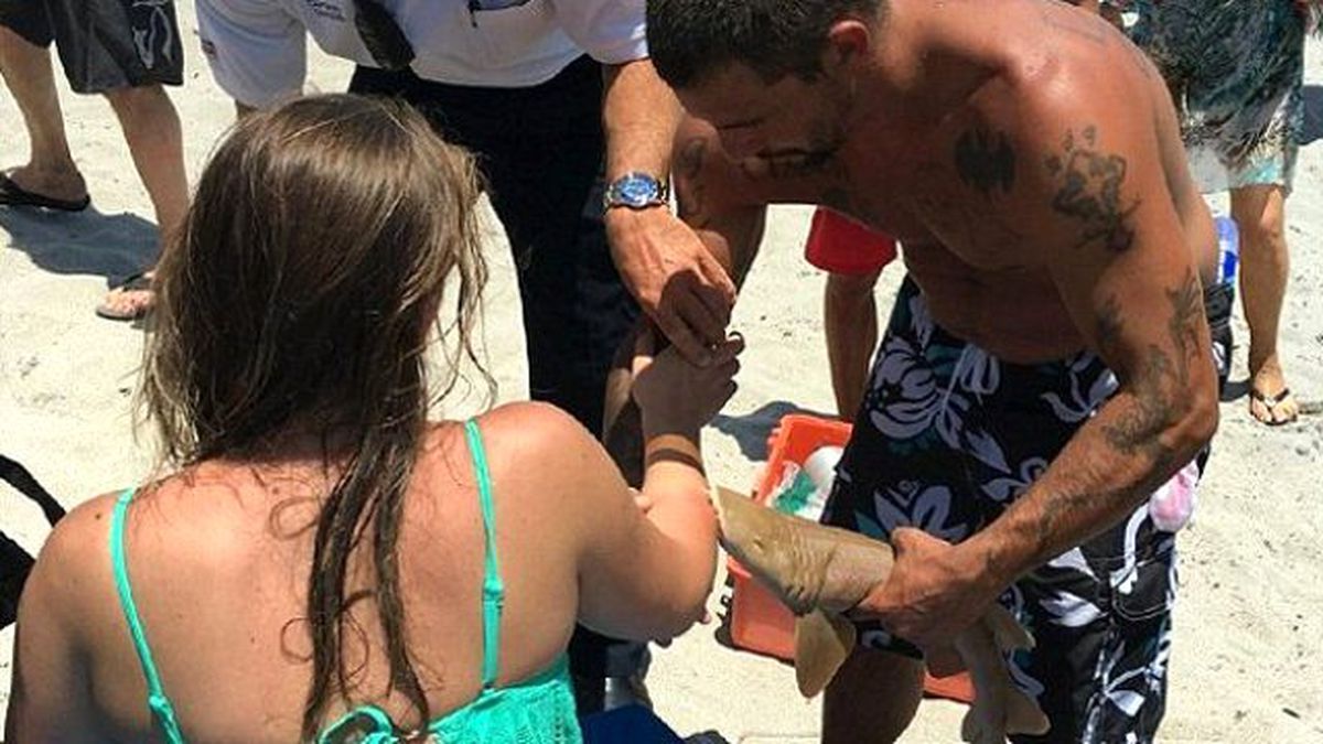 Kolundaki Köpek Balığıyla Hastaneye Kaldırıldı