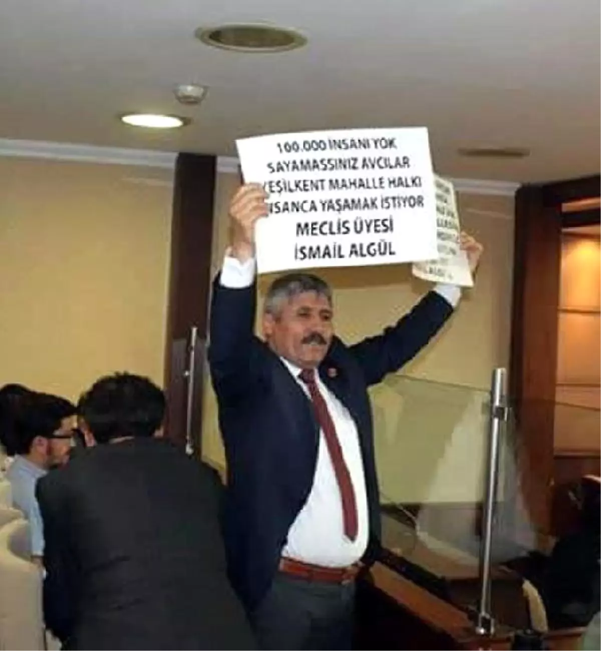 İbb\'de Protestoda Bulunan Meclis Üyesi, Partisinin Avcılar\'daki Önergelerine Katılmamış