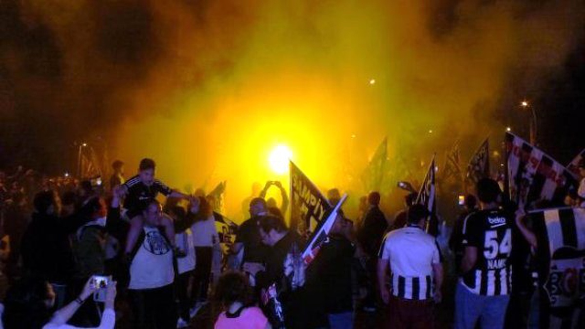 Marmaris\'te Beşiktaşlılardan Coşkulu Kutlama