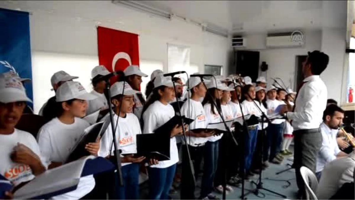 Öğrenciler, Suriye Sınırında 3 Dilde Konser Verdi