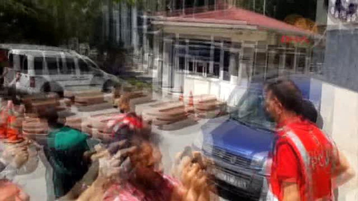 Otomobillerin Kilitlenmesini Sinyal Kesiciyle Engelleyip Para Dolu Çantaları Çalan Hırsızlar...