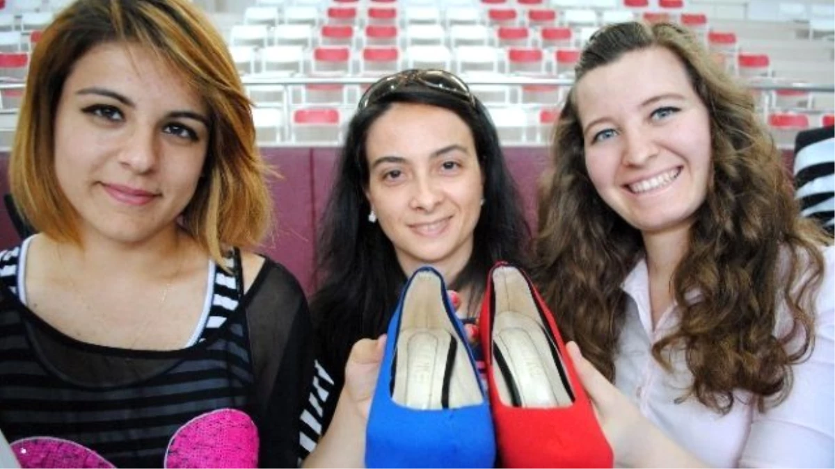 Öğrenciler Renk Değiştiren Ayakkabı Tasarladı
