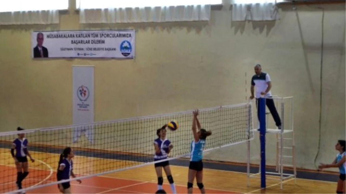 Söke\'de Gençlik Haftası Voleybol Şampiyonası Sona Erdi