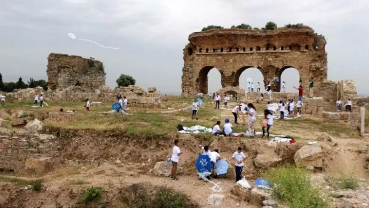 Tralleis Semalarını Uçurtmalar Renlendirdi