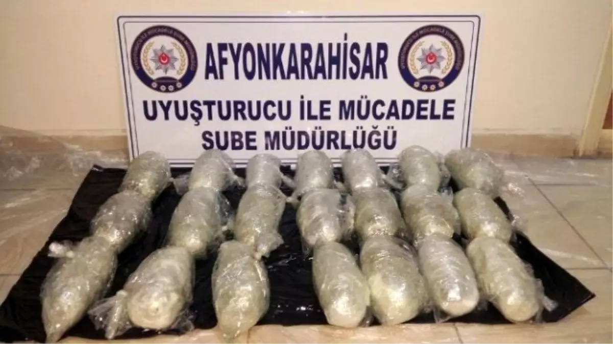 Afyonkarahisar\'da Zehir Tacirlerinin Araca Zulaladığı 15 Kilo Esrarı Narkotik Köpeği Buldu