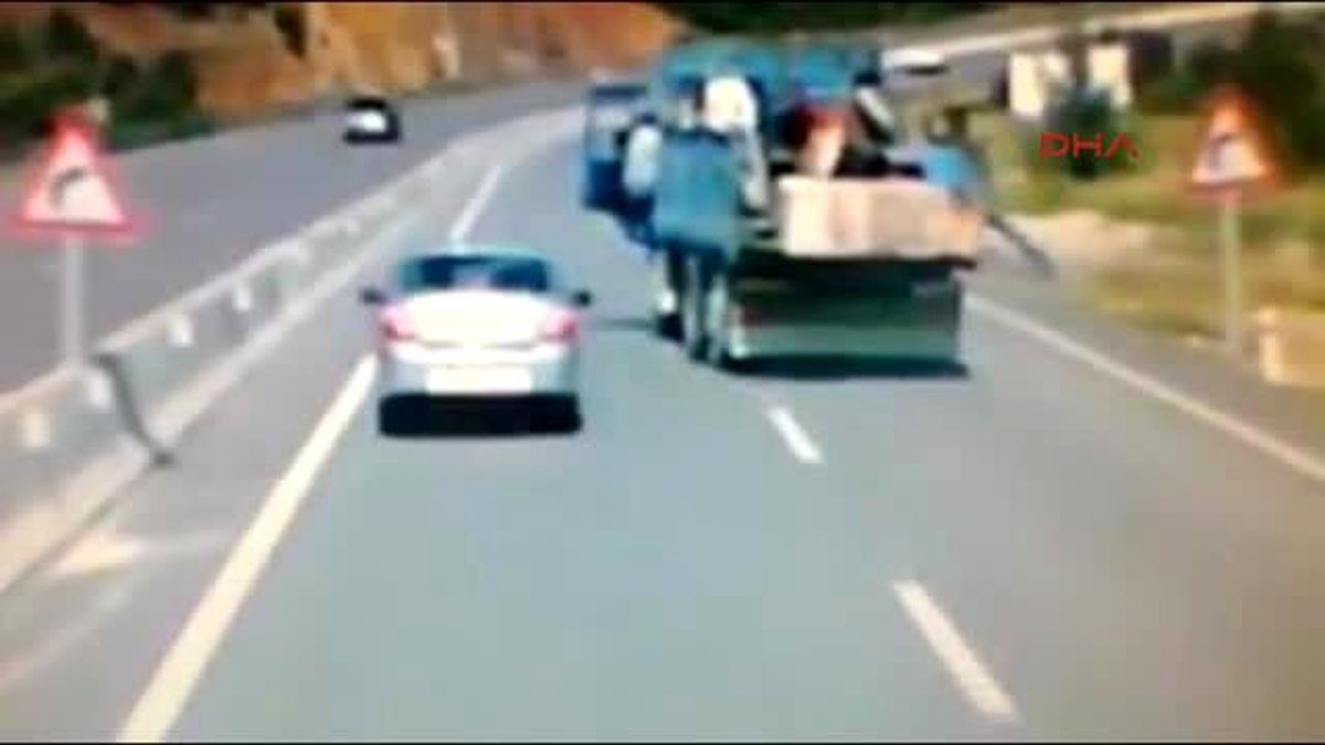 Sürücü Freni Patlayan Kamyondan Böyle Atladı