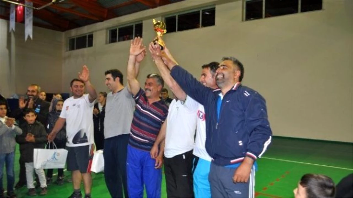 Arpaçay\'da Voleybol Turnuvası Şampiyonu Akçalar Köyü