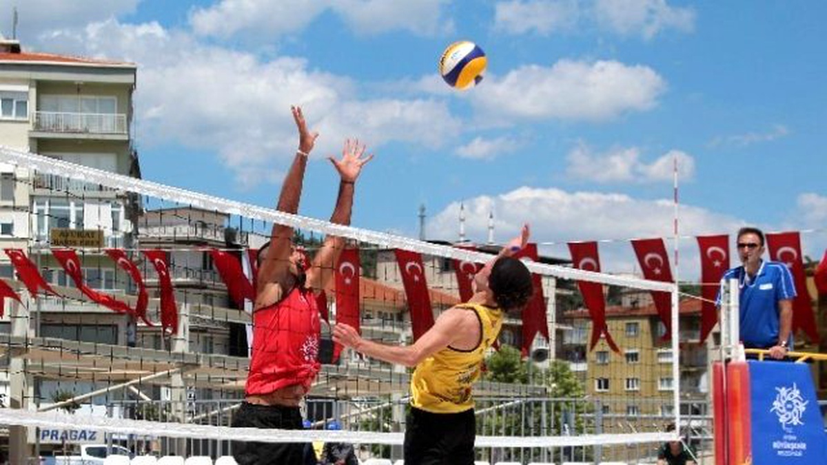 Aydın Kent Meydanında Plaj Voleybolu Heyecanı Yaşanıyor
