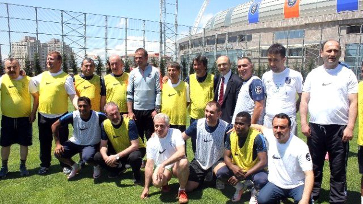 Başakşehirli Futbolcular, Parkinson Hastalarıyla Gösteri Maçı Yaptı