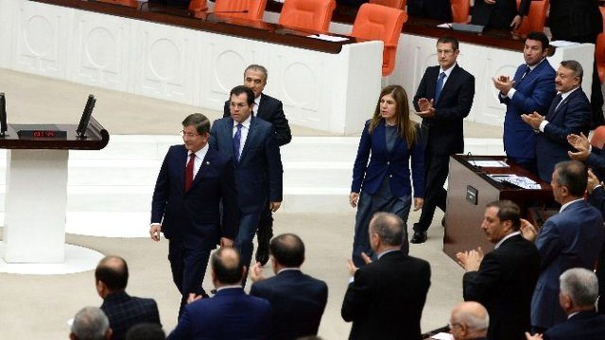 Başbakan Davutoğlu Vekillerin Arasına Oturdu