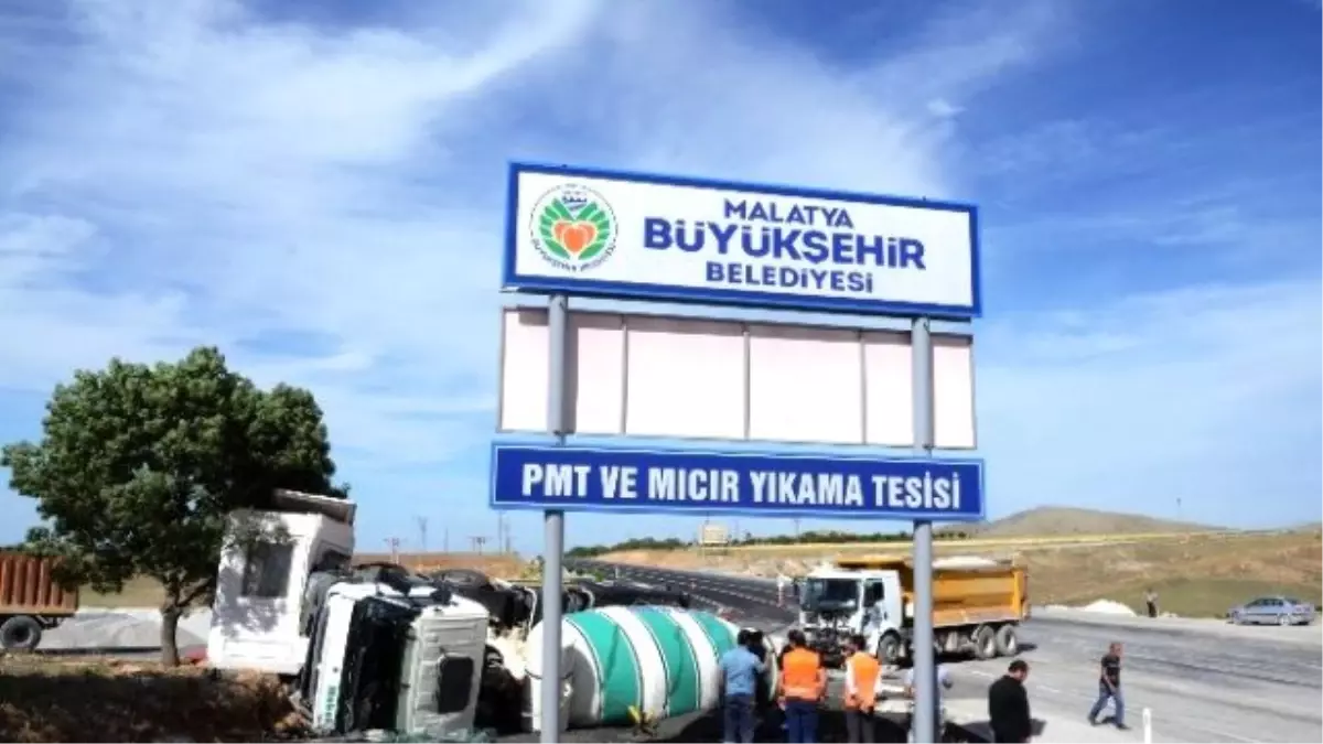 Beton Mikseri, Hafriyat Kamyonu ile Çarpıştı: 1 Yaralı