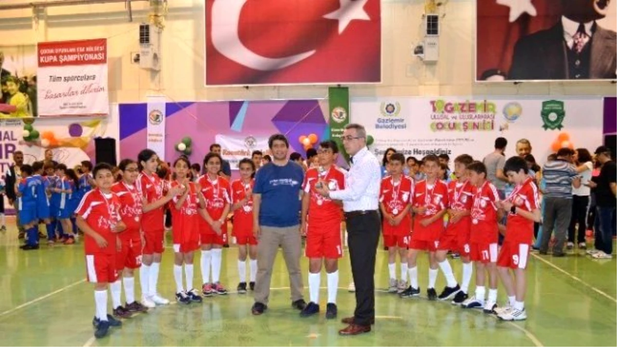 Beyazıt İlk ve Ortaokulu Öğrencileri İzmir\'den Kupa ile Döndüler