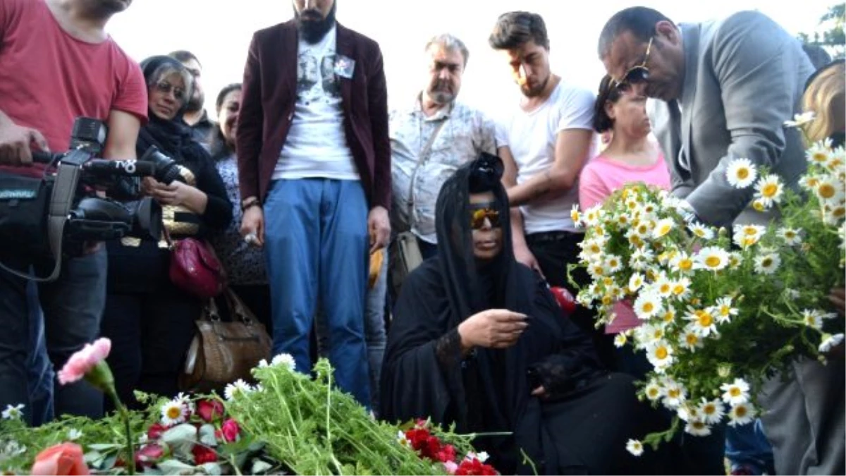 Bülent Ersoy, Oya Aydoğan\'ın Mezarı Başından Ayrılamadı