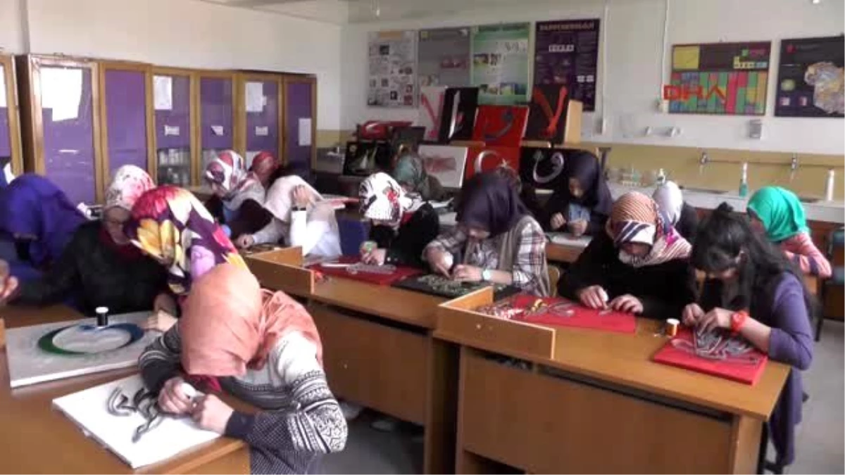Erzurum Öğrenciler, Filografi Kursunda Çivi Çakarak Stres Atıyor