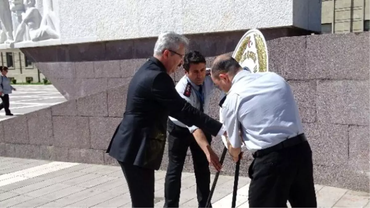 Eskişehir Sgk İl Müdürlüğü\'nden Çelenk Koyma Töreni