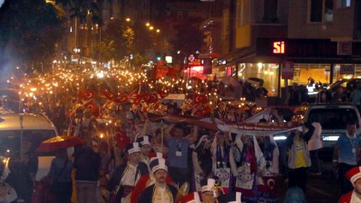 Fener Alayına Katılan 3 Bin Kişi Yoğun Yağmur Altında Yürüdü