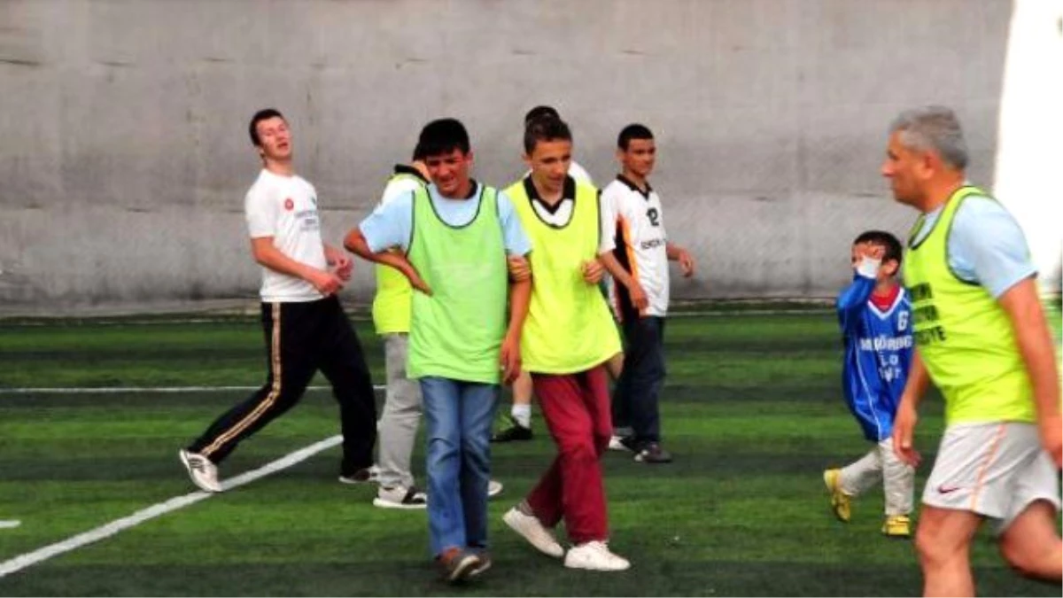 Futbol Sahasında Engelli Arkadaşının Gözü Oldu