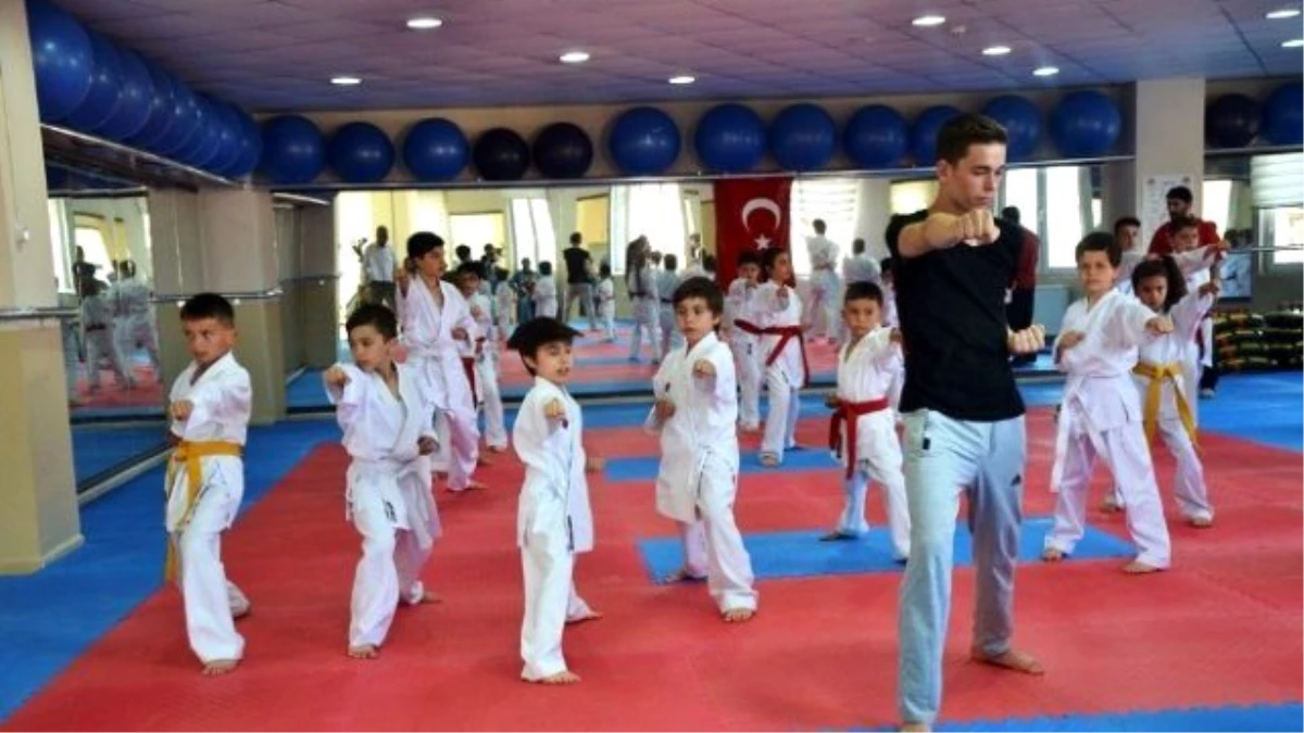Genç Karateciler Olimpiyatlara Hazırlanıyor
