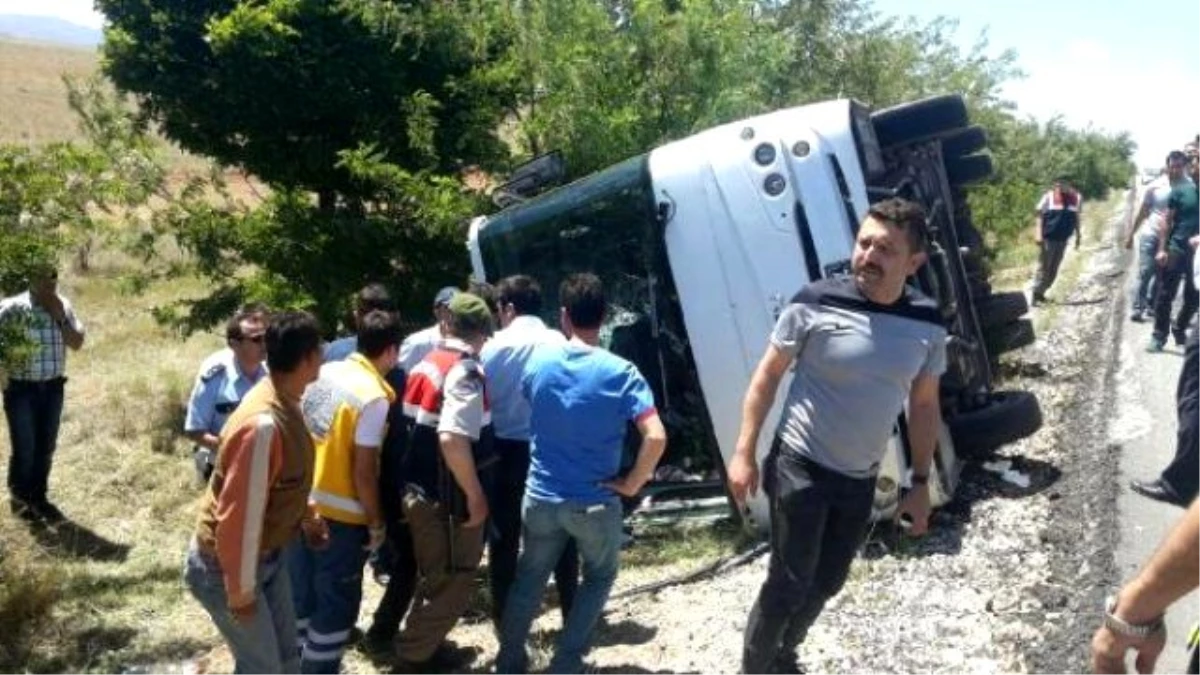 Karaman\'da Üniversite Öğrencileri Taşıyan Midibüs Devrildi: 1 Ölü, 15 Yaralı (1)