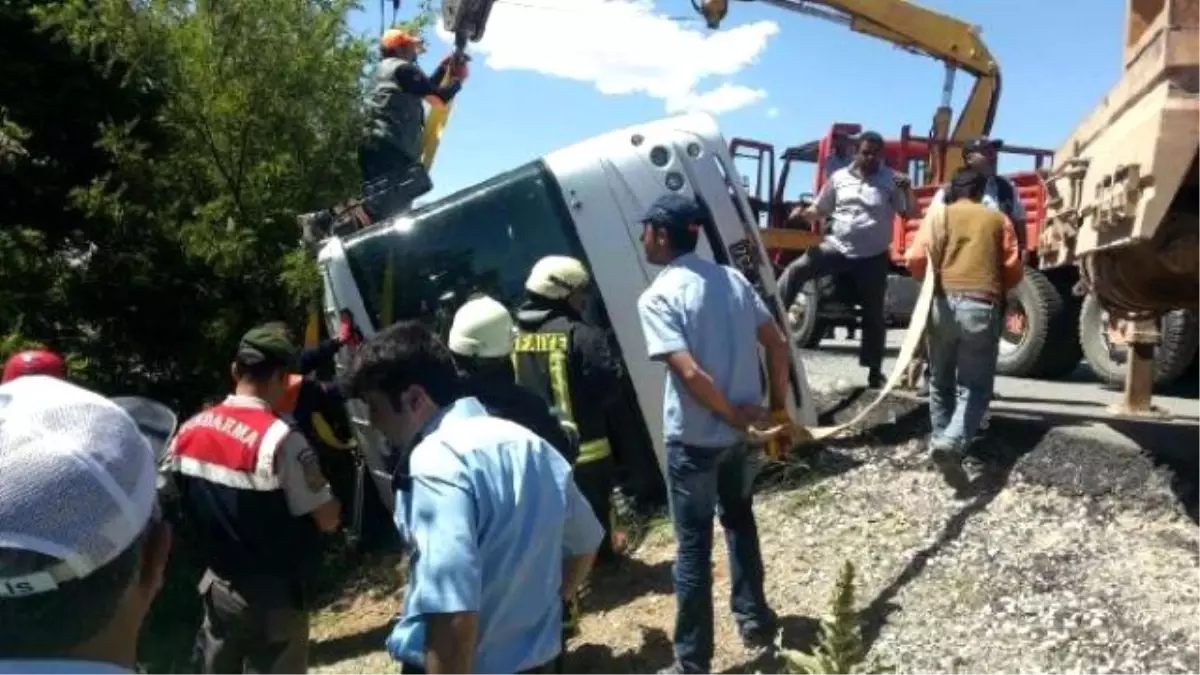 Üniversite Öğrencileri Taşıyan Midibüs Devrildi: 1 Ölü 19 Yaralı