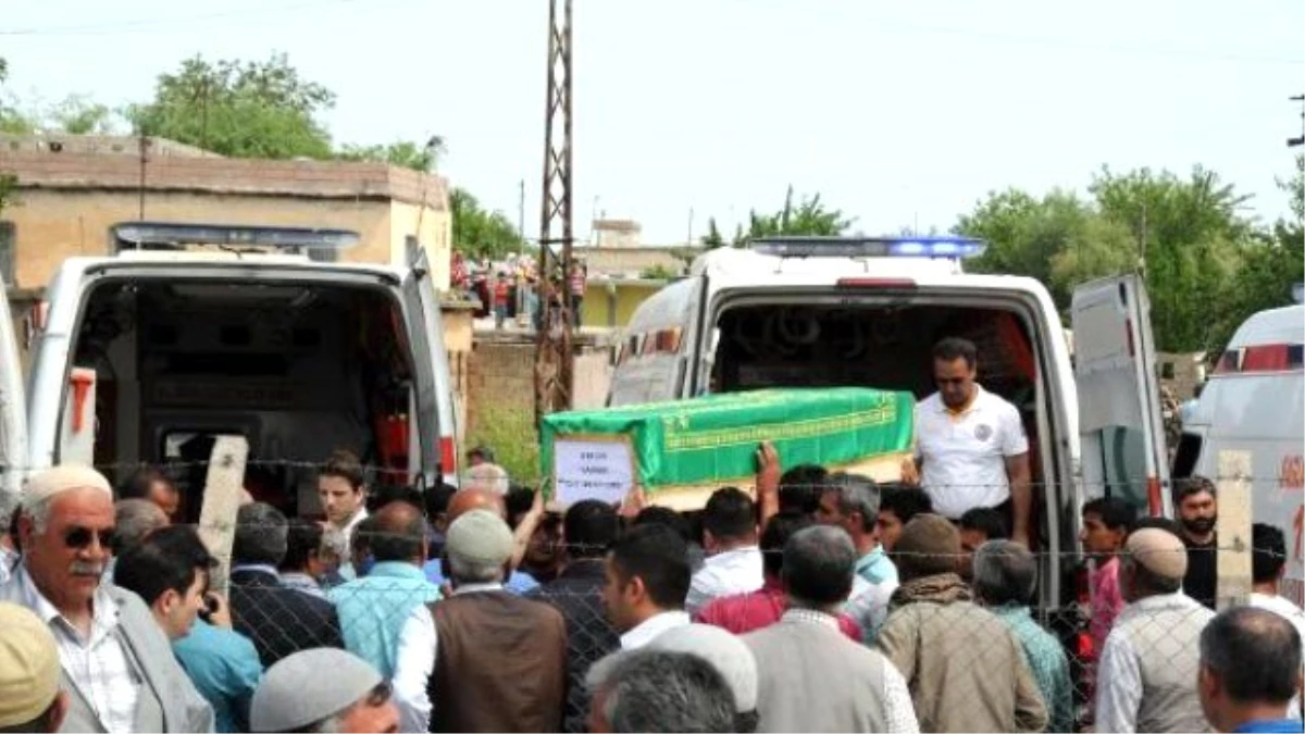 PKK\'nın Bombalı Kamyonla Katlettiği 13 Köylü Toprağa Verildi