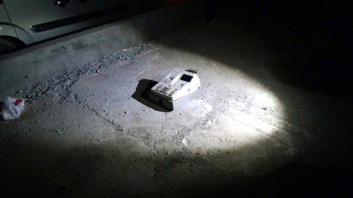Polisi Gören Hırsızlar Yazar Kasayı Atıp Kaçtı