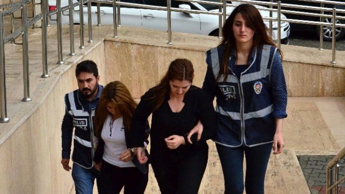 Sahte Kimlikle Cep Telefonu Alırken Yakalandılar