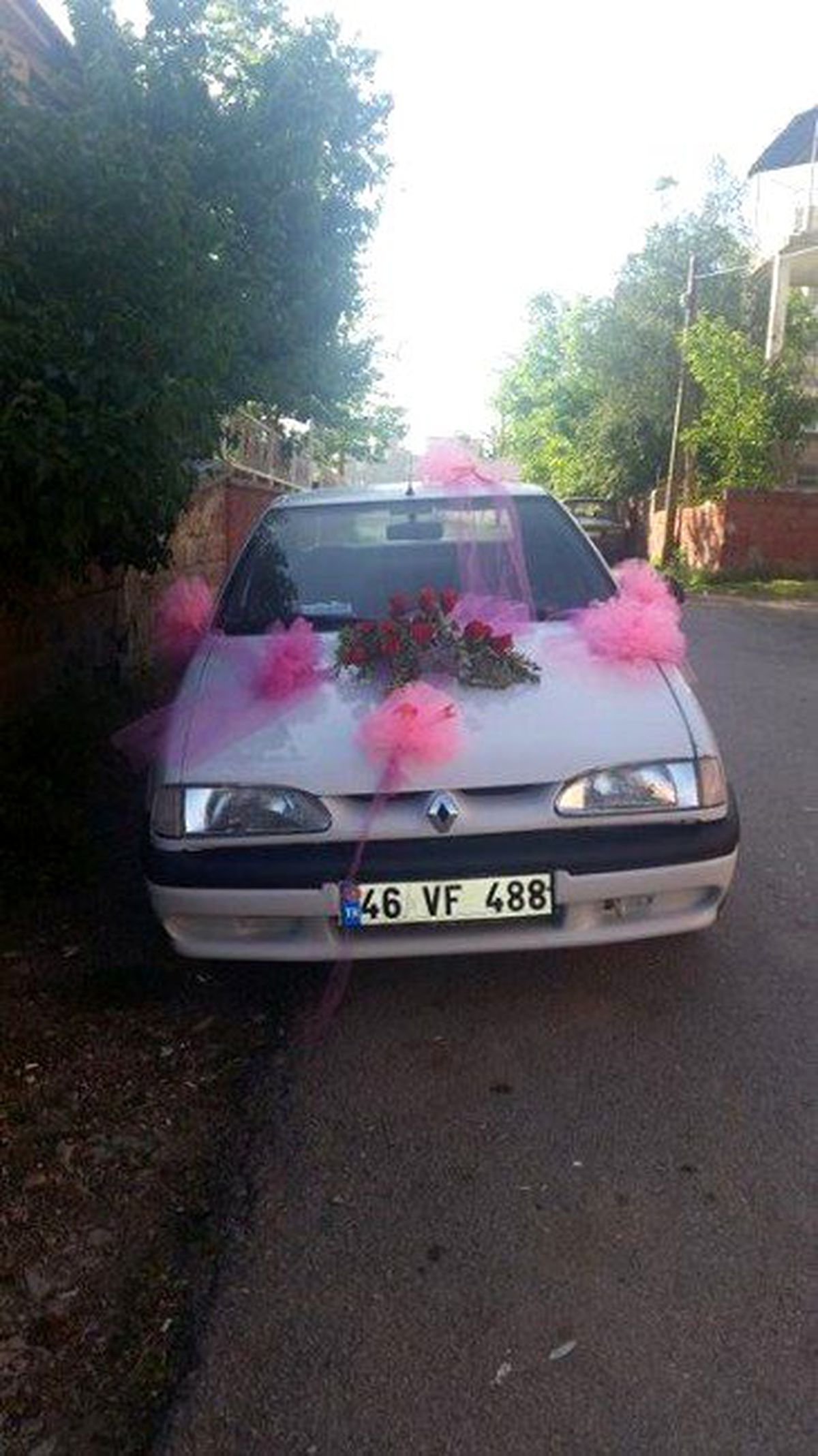 Sabah Kalktığında Arabasını, Düğün Arabası Gibi Süslenmiş Buldu