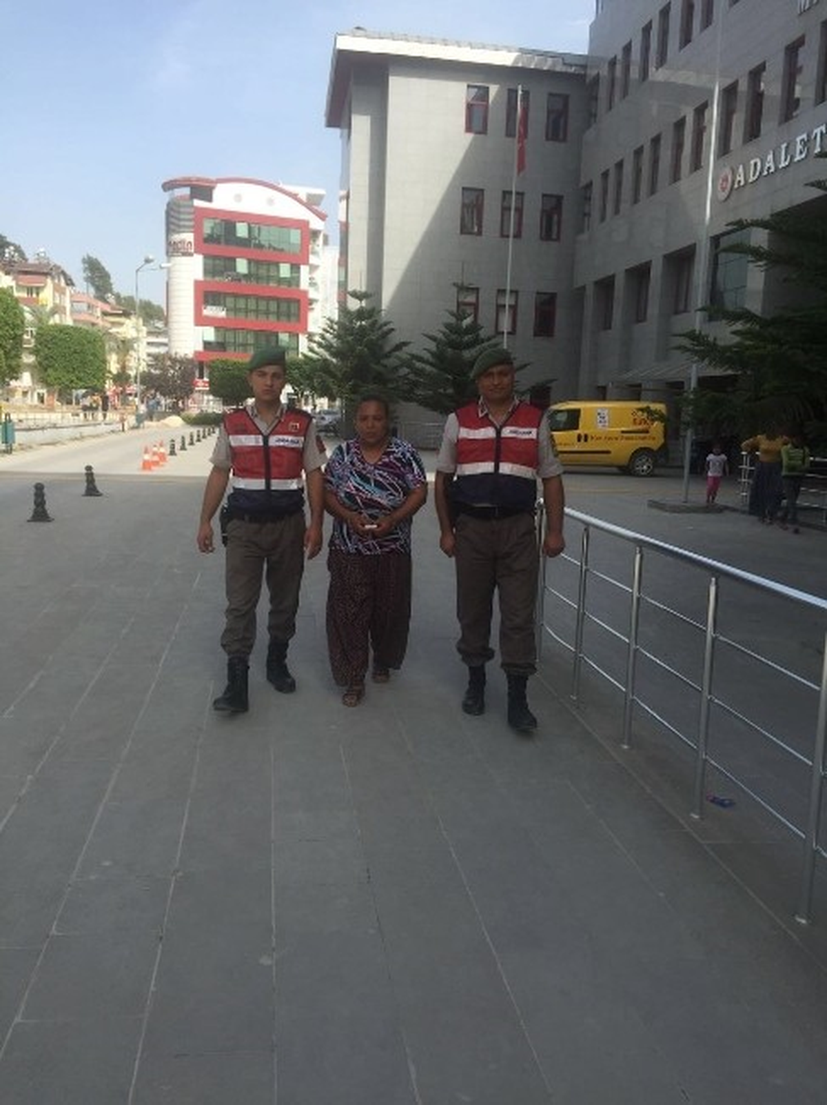 Şüpheli Kadının Çantasından Uyuşturucu Hap ve Para Çıktı