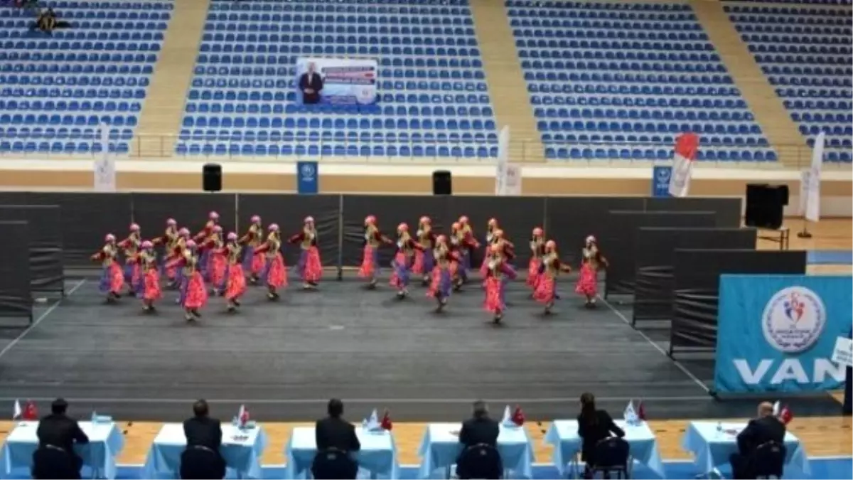 Tuşba Belediyesi Folklor Ekibi\'nden Üstün Başarı