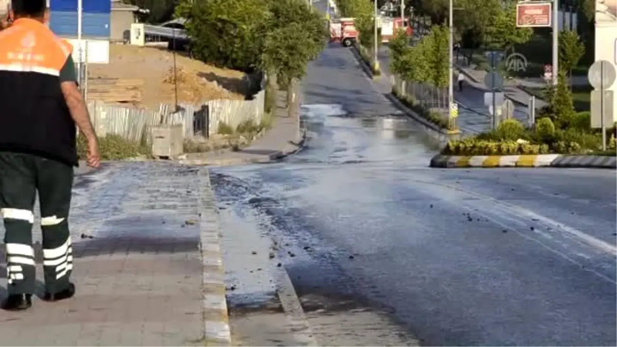 Ümraniye\'de NATO Petrol Boru Hattında Sızıntı