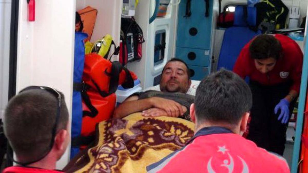Üzerine Motosiklet Devrilen Ata Demirer, Bacağından Yaralandı