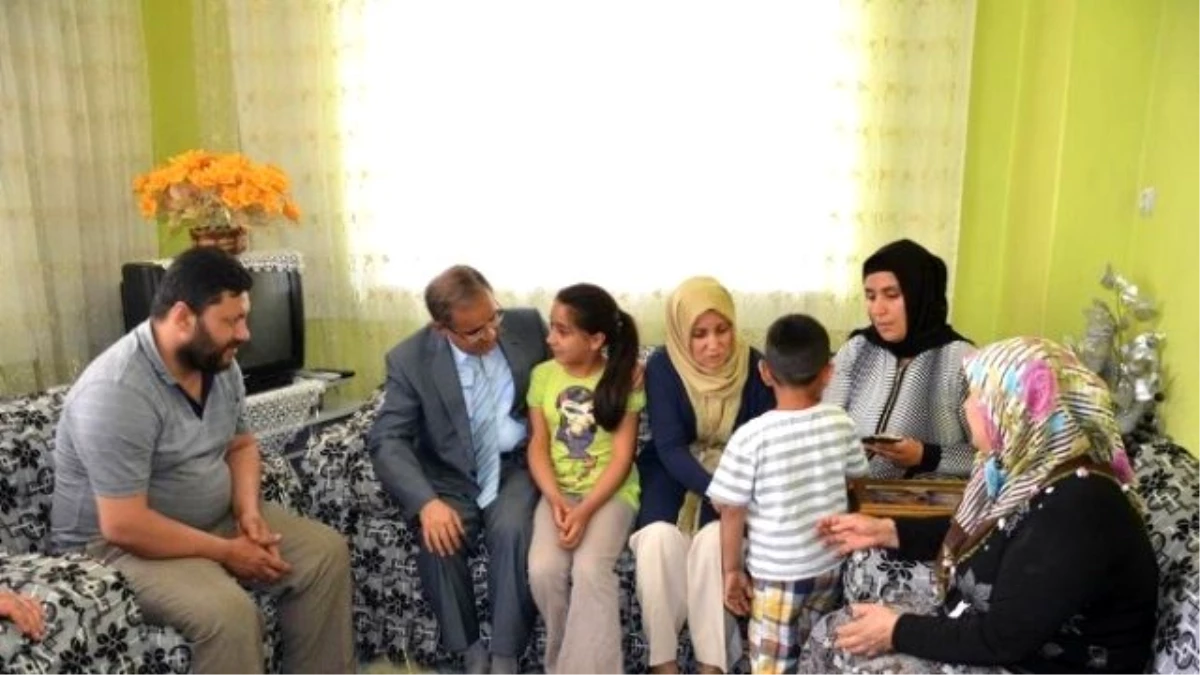 Vali Tapsız\'dan Roketli Saldırıda Hayatını Kaybeden Arslan Ailesine Ziyaret