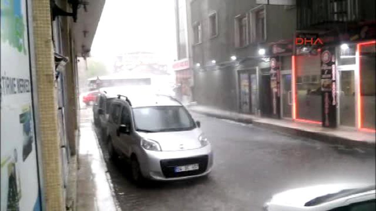 Ağrı\'da Yağmur Caddeleri Göle Çevirdi