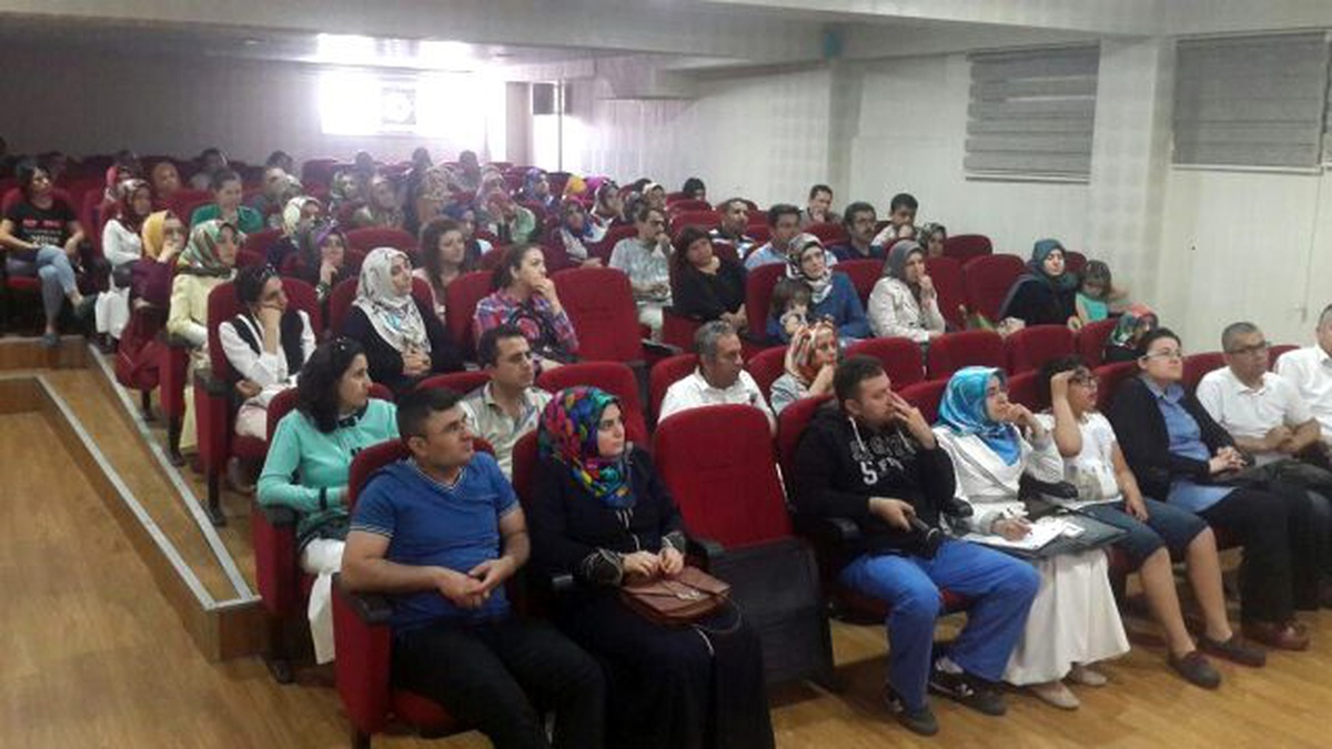 Ailelere Ve Öğretmenlere "Çocuk İstismarı" İle İlgili Seminer Verildi